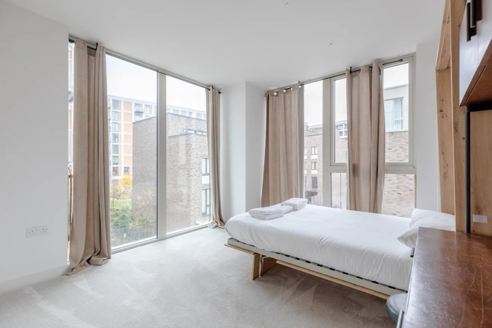 Charm & Convenience 3 Bed Near Excel London