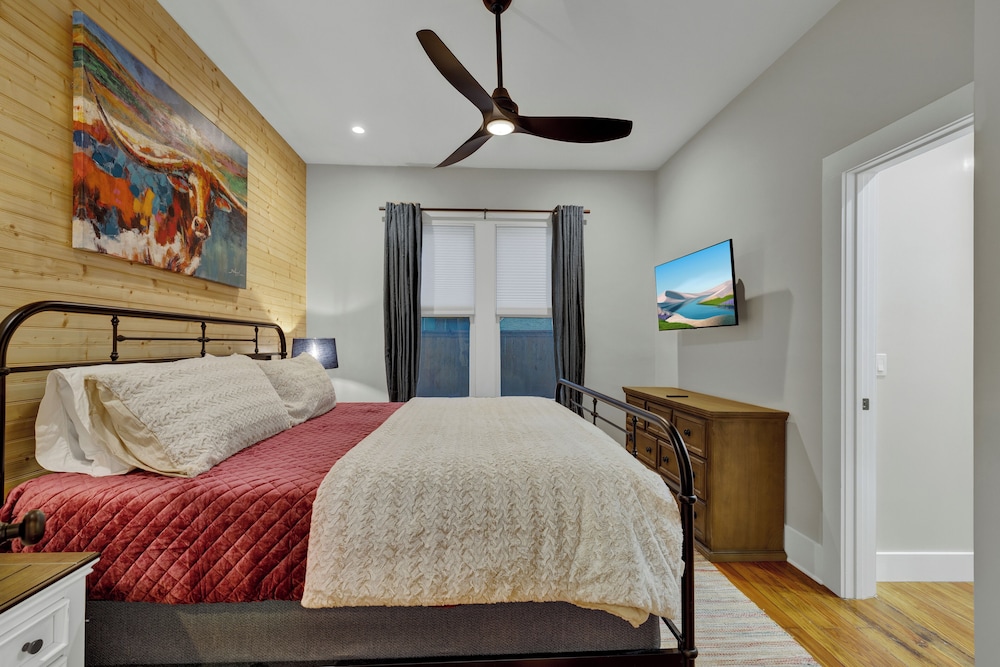 Tolle Haus: W/pool & Firepit-walk to Schlitterbahn, Comal Chutes & Downtown!