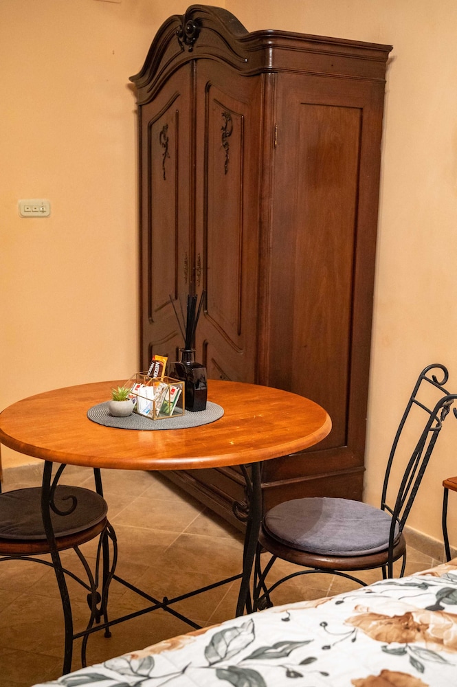 Amoret Apartments
