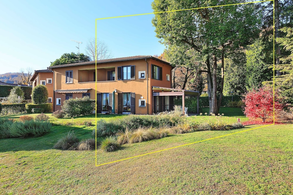 Lakefront Holiday Home