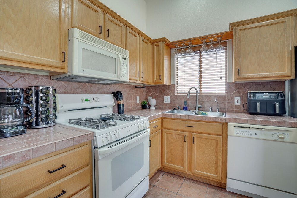 Near Golf Courses: Poolside Paradise in Yuma!