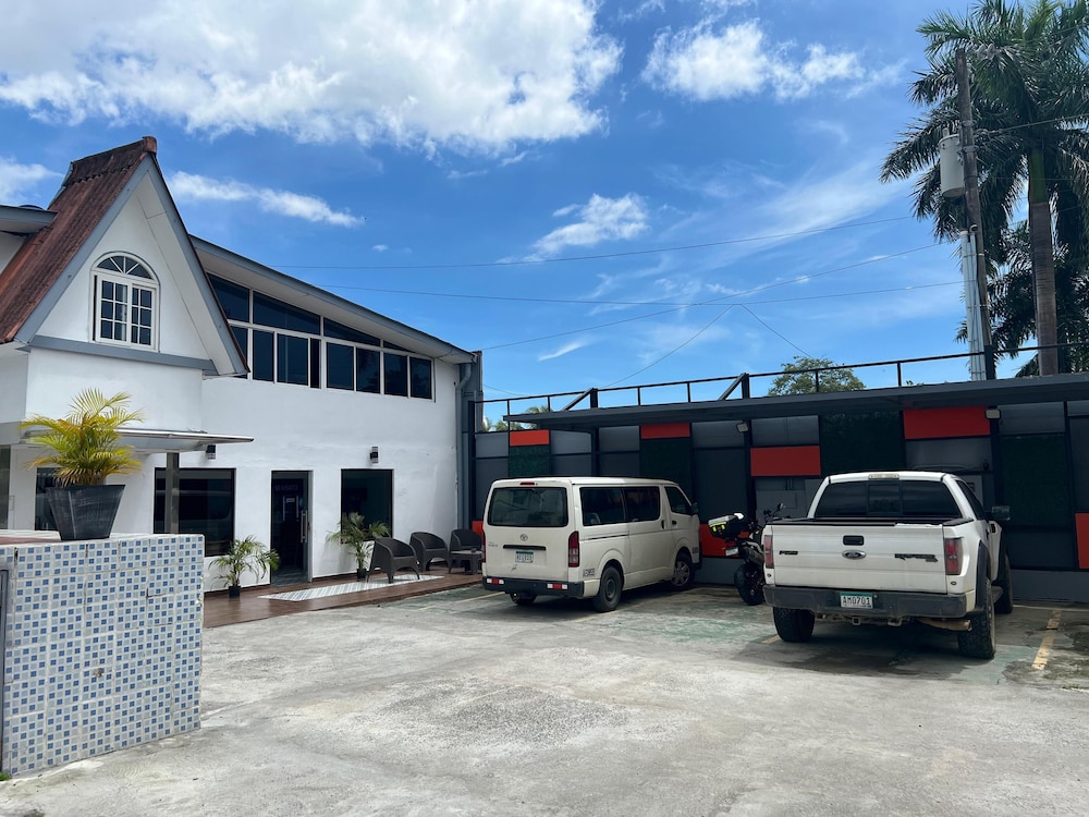 Express Inn Panama International Airport Hostel