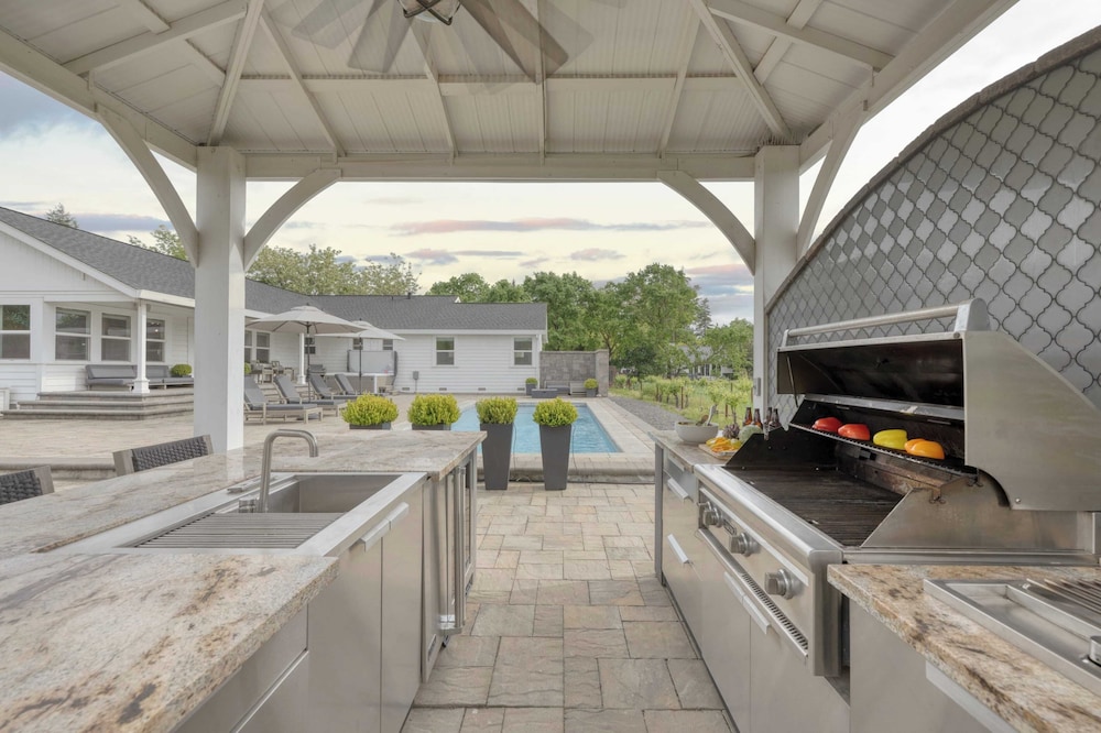 Chic Sonoma Oasis w/ Pool, Bocce, Hot Tub + Minutes to Downtown