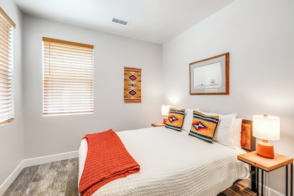 Walk to Flagstaff Urban Trails System: Cozy Home