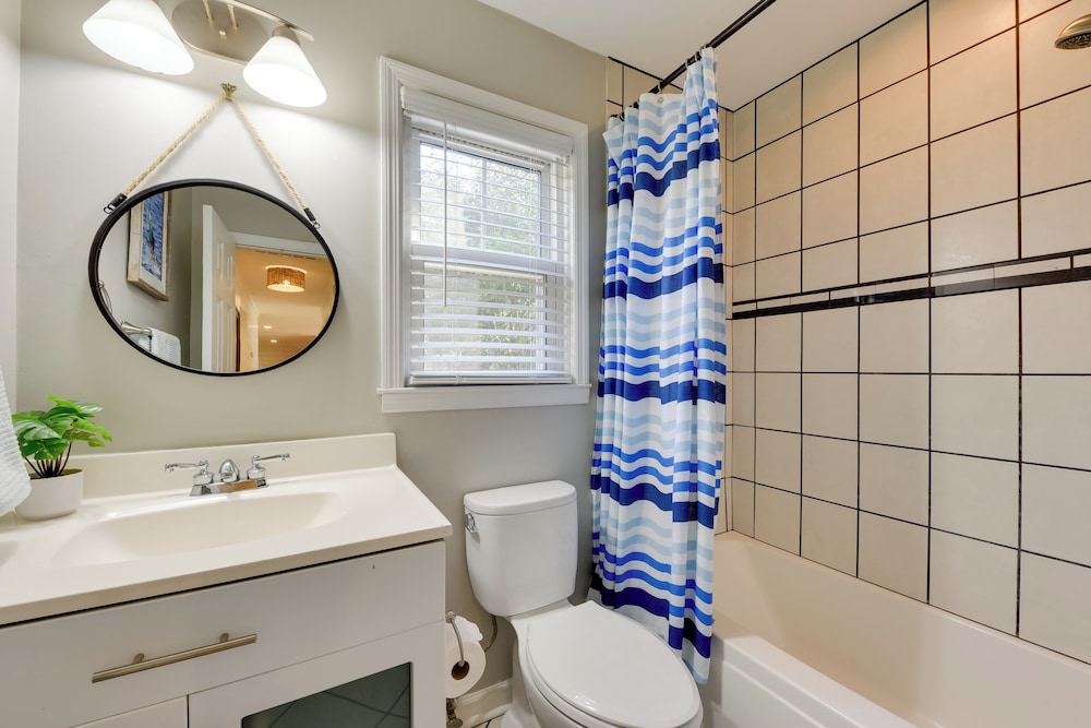 3 Mi to Beach: Coastal Escape in Mount Pleasant