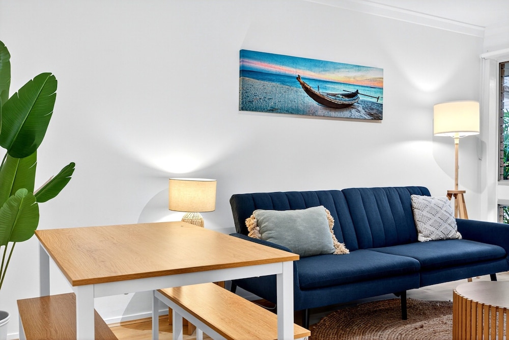 Bright 2-bed Unit Near Scarborough Beach