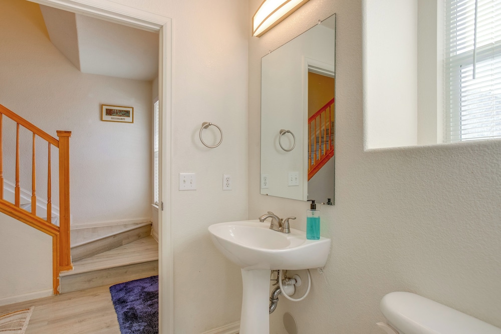 16 Mi to Dtwn Denver: Cozy Townhome w/ Patio!