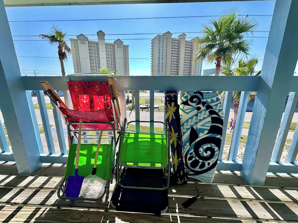 Walk to Beach Pool Sleeps 6!