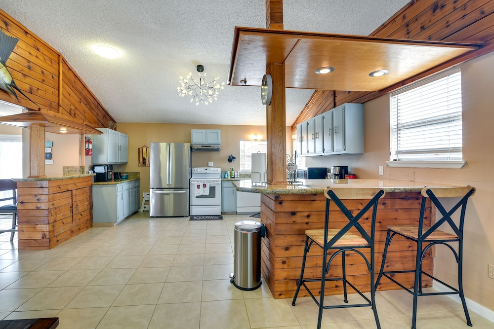 Freeport Vacation Rental ~ 1 Mi to Surfside Beach! view 2