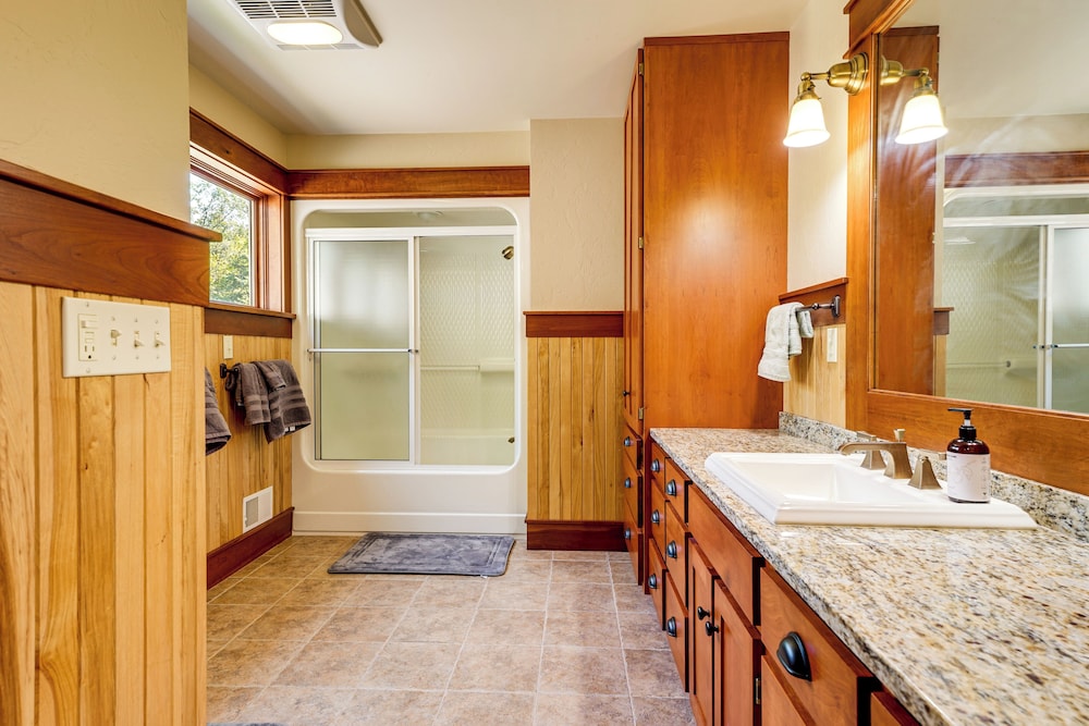 Hamlin Lake Retreat: Spacious Stay for Groups!