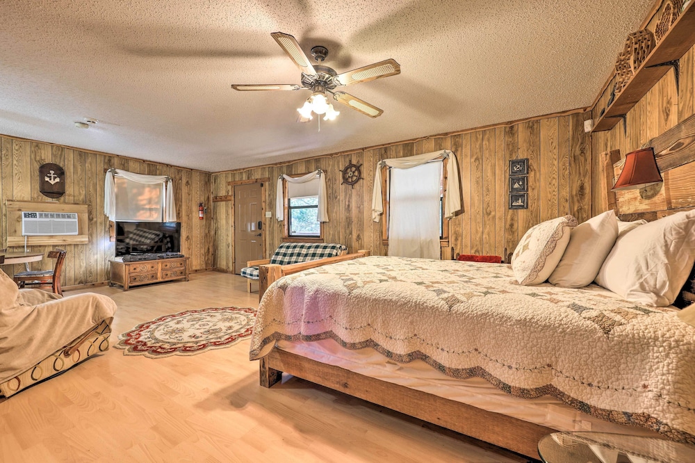 Rustic Canyon Lake Cabins w/ Hot Tub on 3 Acres - Property Image 29