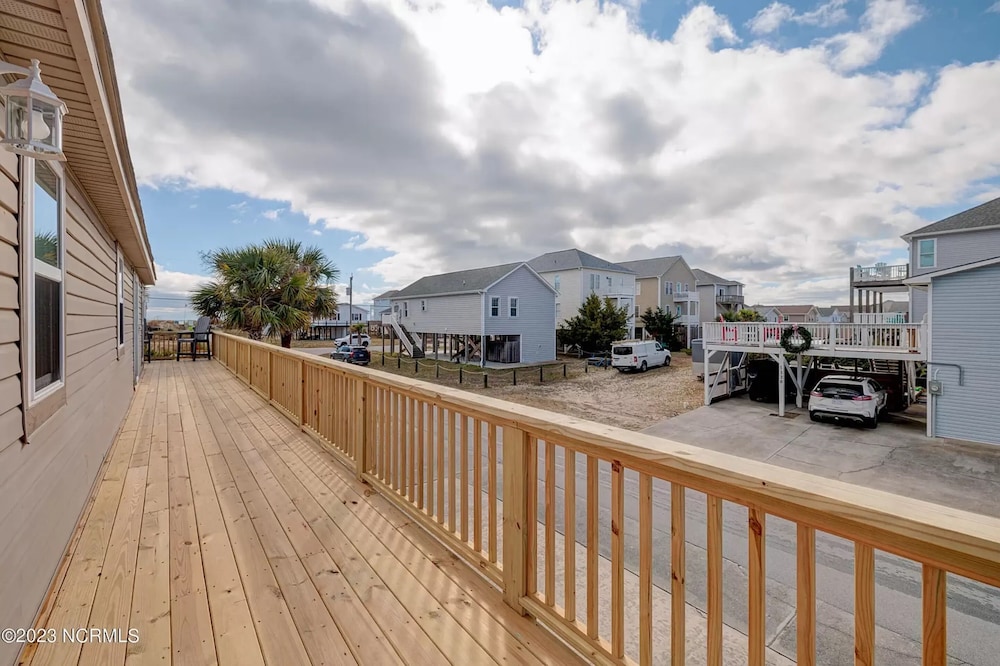 Sany Lu by Topsail Realty