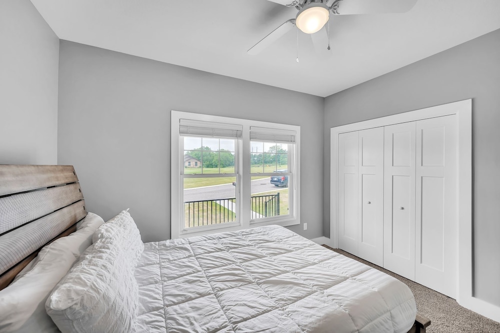 Pet-friendly Getaway With Golf & Private Patio Retreat 4 Bedroom Home