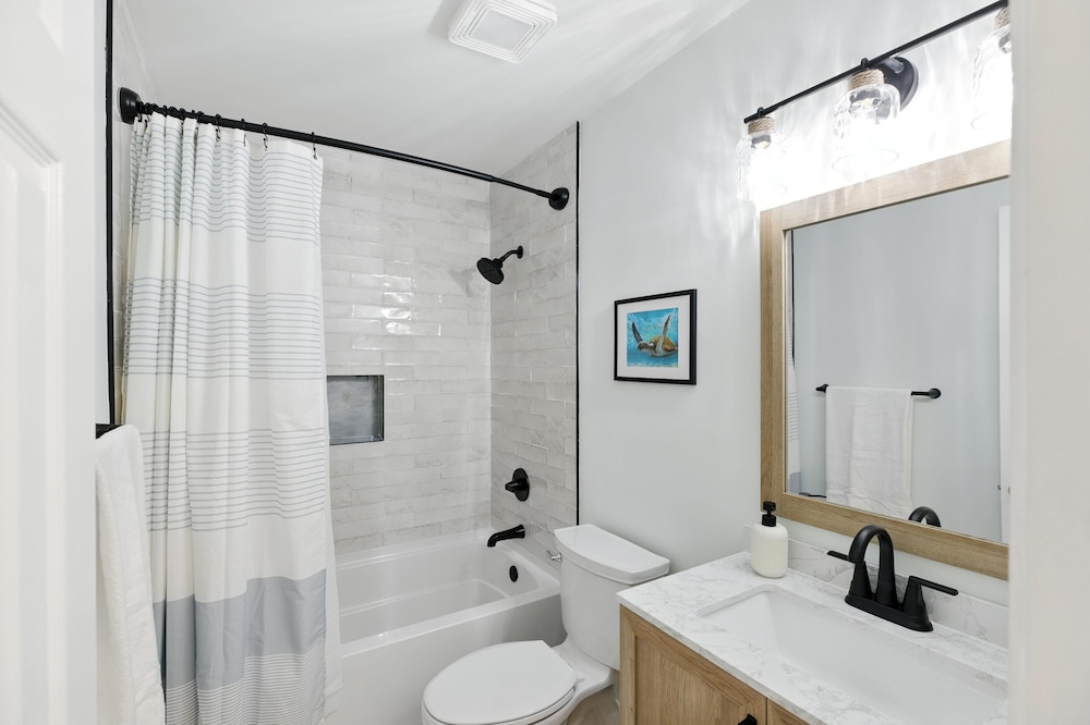 Sunny 3BR w/Hot Tub & Game Room Home
