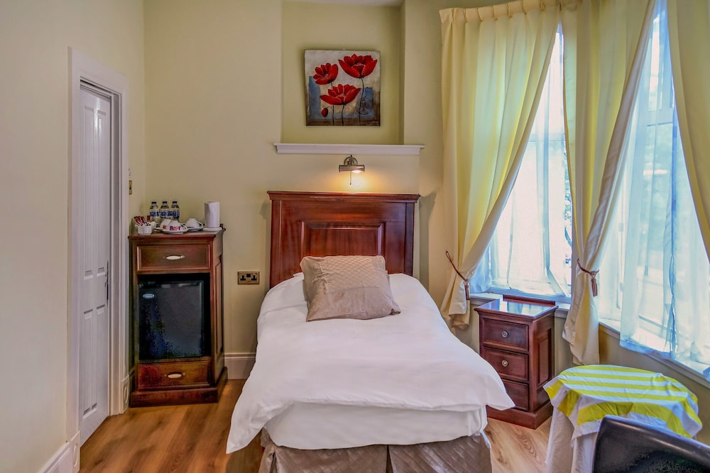 OYO Avenue House
