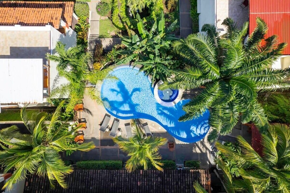 Modern Split-Level 2-Bedroom Condo with Pools, Terrace & Easy Beach Access