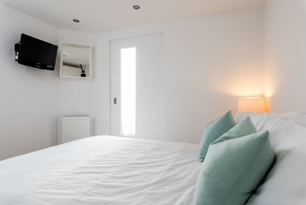 Immaculate 1-bed Apartment on Hove Seafront view 5