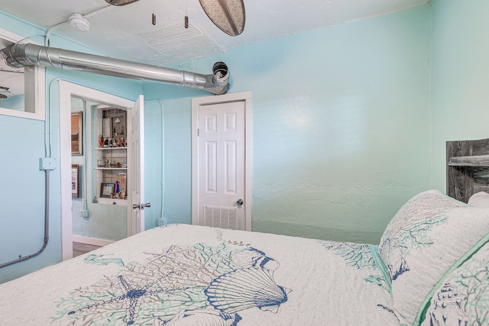 6 Mi to Beach: Riverfront Home in Ruskin!