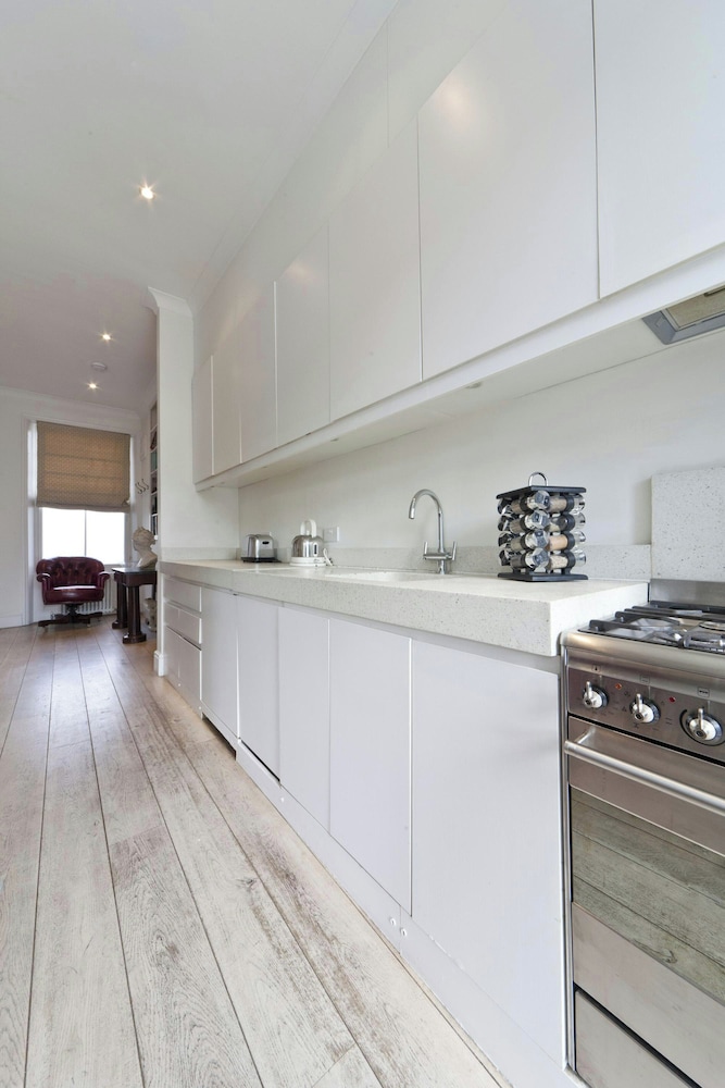 Bassett Road IV by Onefinestay