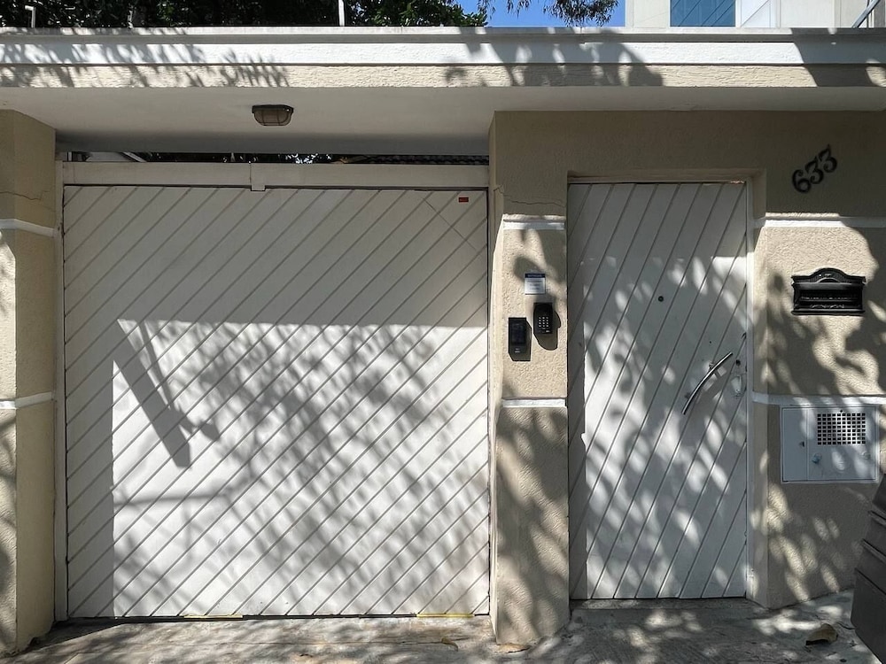 Casa Jardim. Ar e garagem