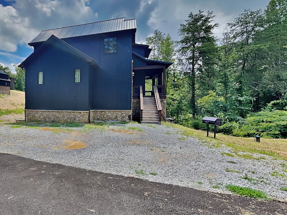 Smoky Ridge Sanctuary by Jackson Mountain Rentals