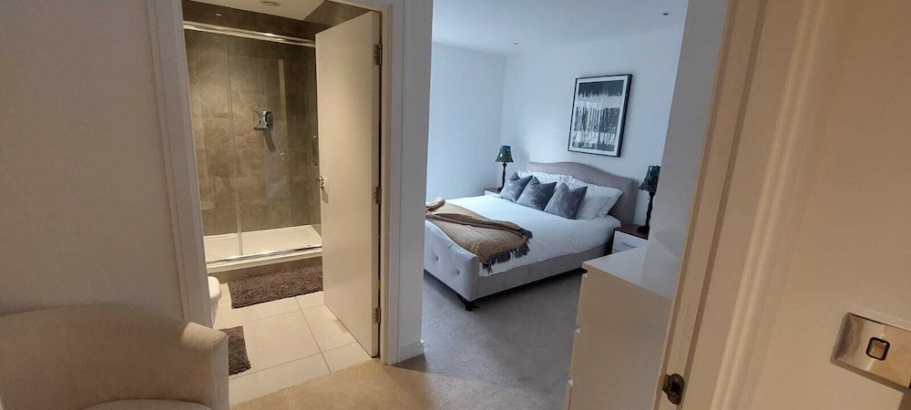2 Bed Property Close to Heathrow Airport view 2