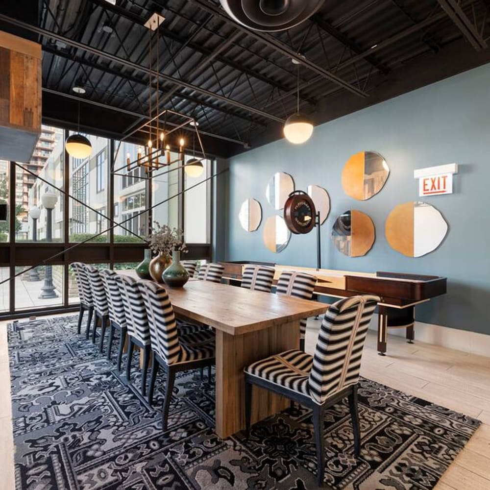 Sleek 2 Bed 2 Bath Condo in Trendy Fulton Market