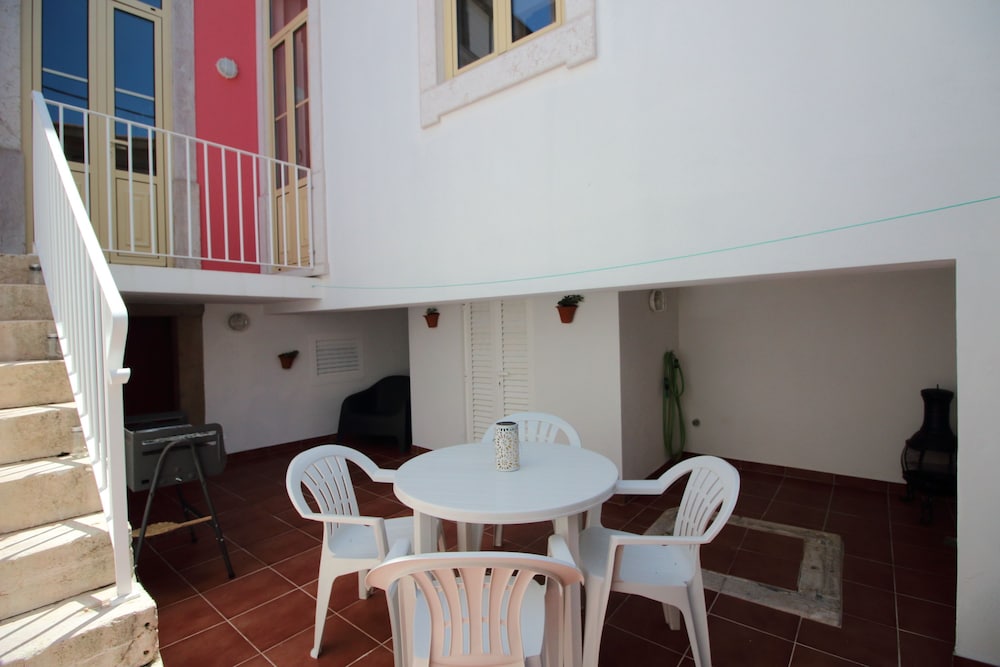 Old Town House in Figueira da Foz Near Beach