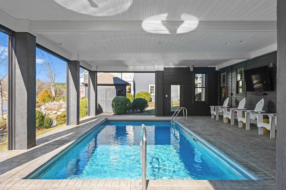Luxury Lakefront Stay Private Dock, Indoor/outdoor Pool The Retreat