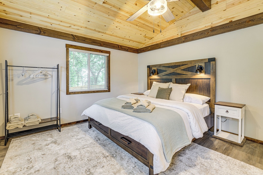 Near Bella Vista Trails & Elk River: Family Home!