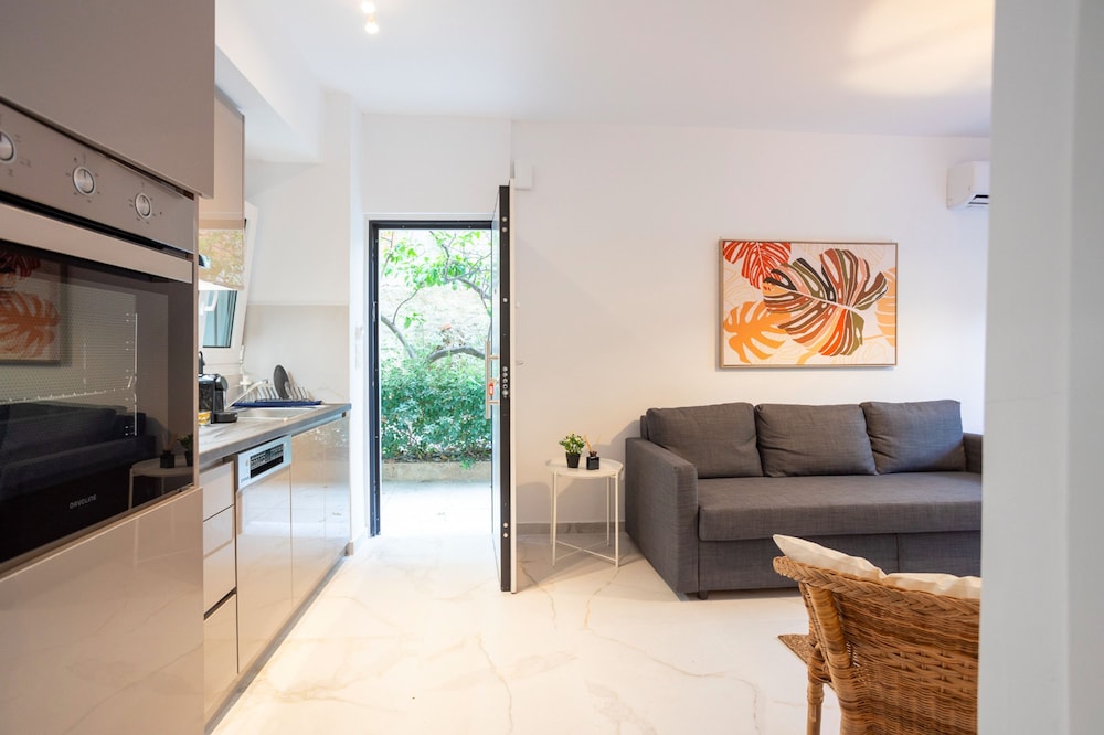 Renovated 2-bedroom Apt Near the Athenian Coast