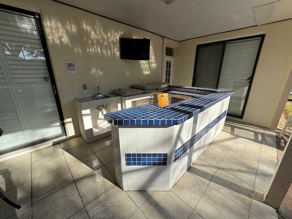 Southern Comfort on Hampton Lakes - The Ultimate Luxury Retreat! - Image 4