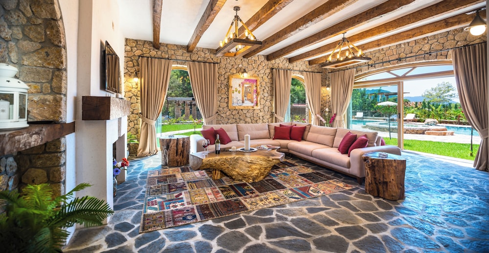 Private Island-Style Ultra Luxury Villa Estate