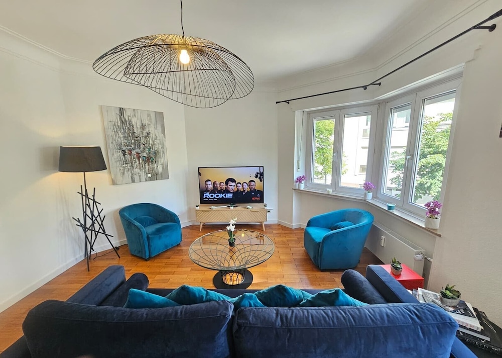 Ideal city stay 1BR near train station