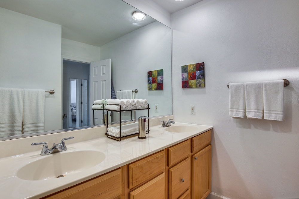 St Ann Townhome < 1 Mi to International Airport! - Property Image 10