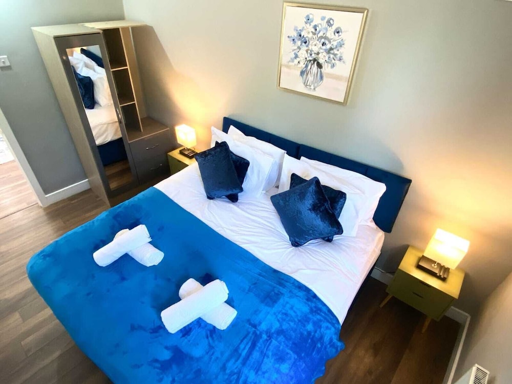 2 Bed Town Centre Free Park Wi-Fi Garden view 3