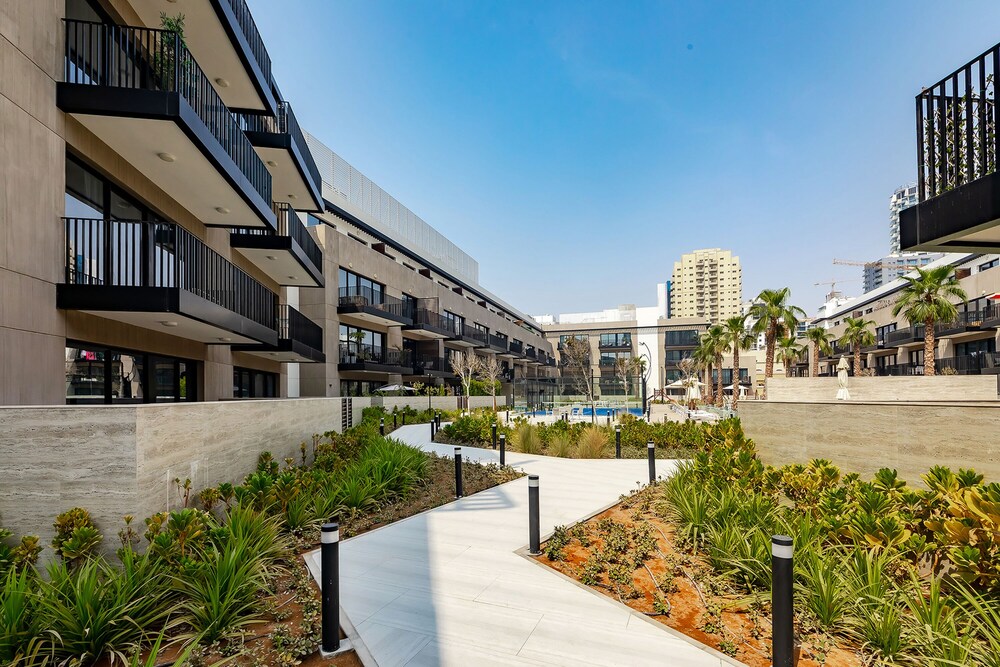 Oakley Square 1BR Apartment with maid's room