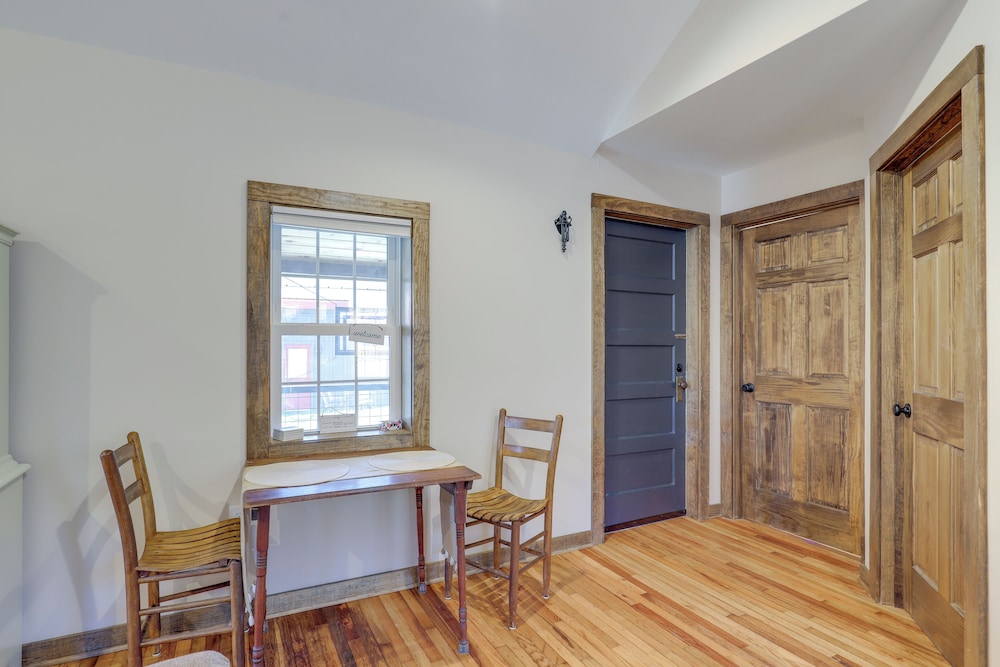 2 Blocks to AT: Mountain View Cabin Unit 2