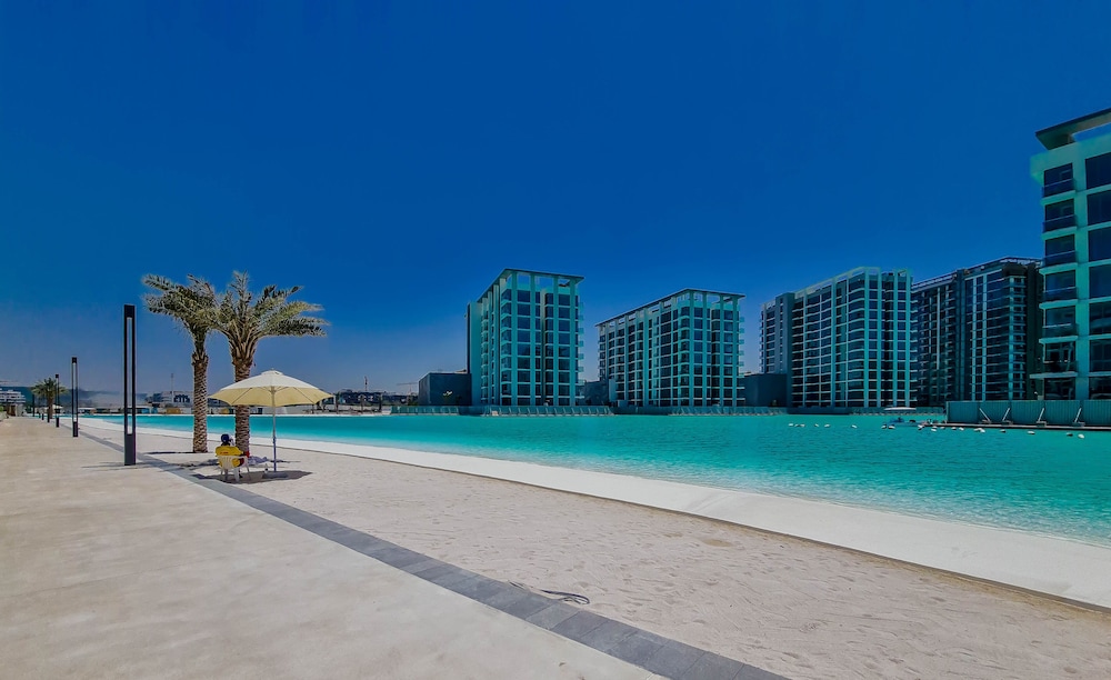 Stylish Waterfront 1 BR w pvt beach near Downtown