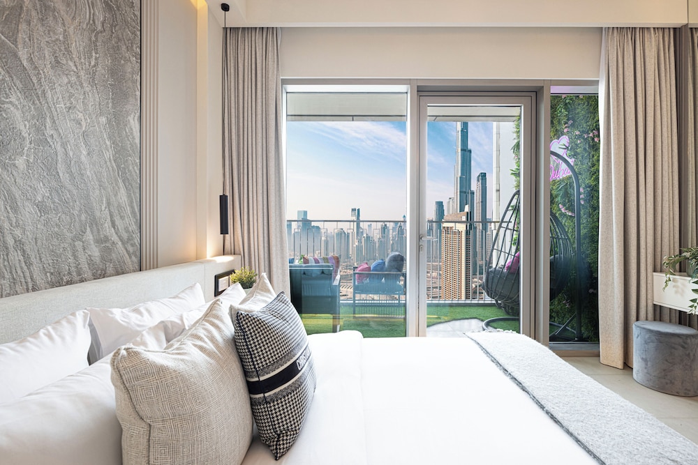 DVH Luxe Retreat 4BR Burj View Apartment