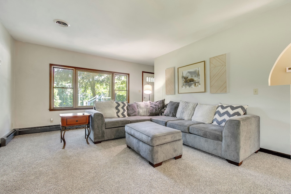 9 Mi to Downtown Rushville: Cozy Getaway w/ Grill