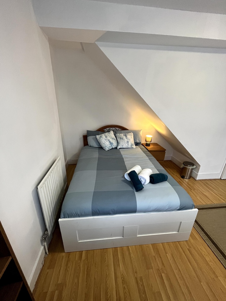 Cosy Entire 3-bed House With Garden and Fast Wifi view 2