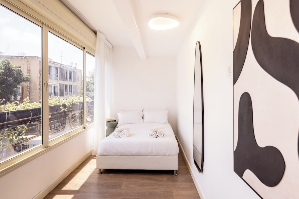 Heart of TLV Elegant Home by Sea N' Rent view 3