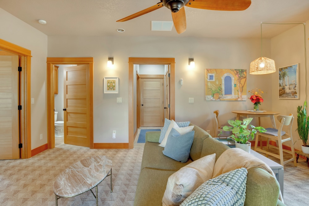 Half-mi to Scotts Mills Falls: Wine Country Apt