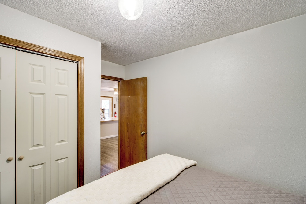Near Lakes: Updated Family Home w/ Deck in Cushing