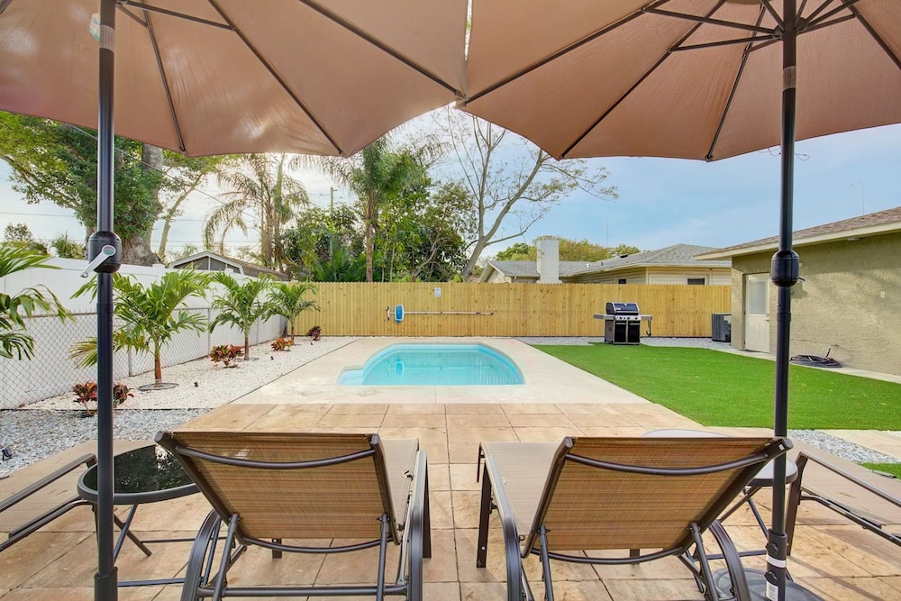 Palm Oasis 2 2 Serene Backyard Private Poolside