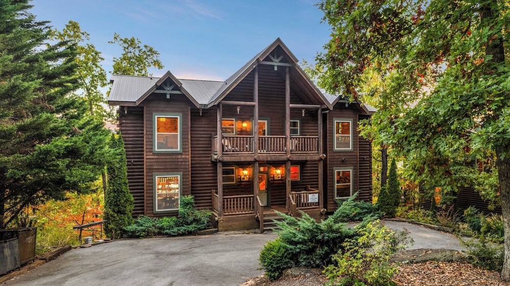 56-guest Retreat Panoramic Views, Hot Tubs, Game Room & Theater Seasonal Outdoor Pool Near Dollywood, Gatlinburg