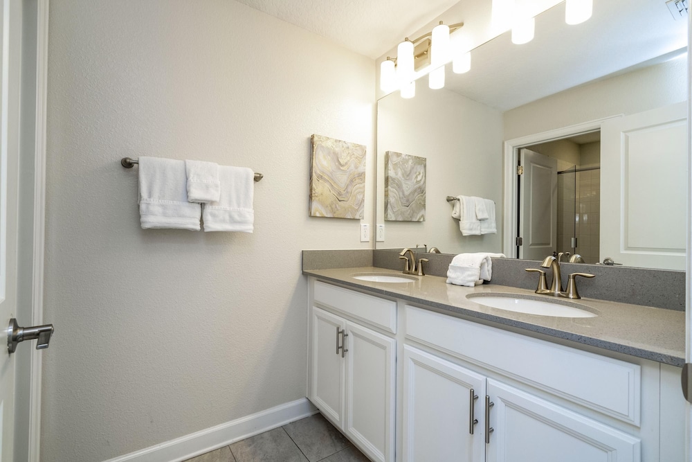 Magic Luxury Stunning 4BR Resort Home With Private Pool BBQ Minutes From Disney 4807ml