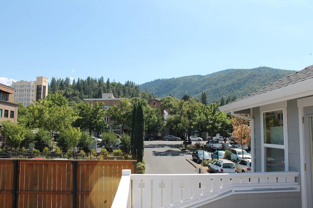 Ashland Vacations - The Pioneer Craftsman House - Closest to Osf - Property Image 3