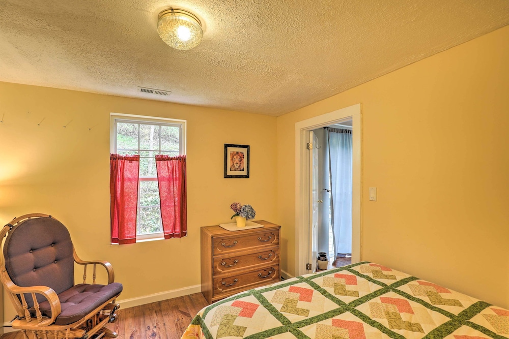 'carefree Cottage' < 6 Mi to Downtown Asheville! view 2